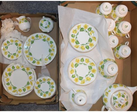 Wedgwood Kingcup W. 4050 tea service to include teapot, to include seven cups, eight saucers, eight side plates, six 9" dinne
