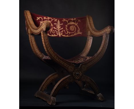Body in oak wood, with four concentric geometric motifs on the front and right side in bone marquetry and geometric pattern f