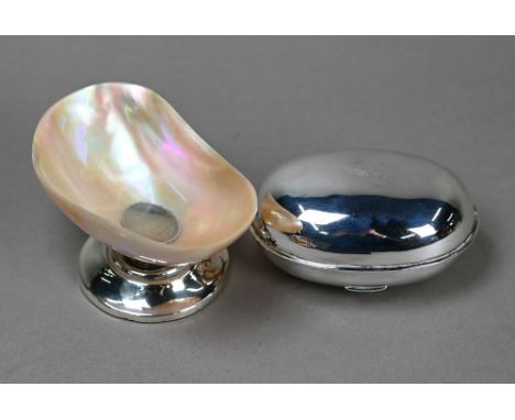 An Edwardian silver ovoid 'pebble' snuff box, Samuel Jacob, London 1907, 2.4oz, 8.9cm long, to/w a mother of pearl caviar dis