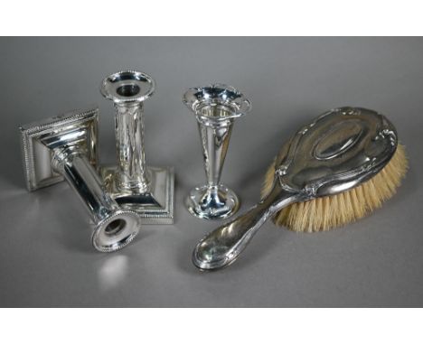 An Edwardian silver-backed hairbrush, Birmingham 1909, to/w a small vase-flute on weighted foot, Birmingham 1907, a pair of e