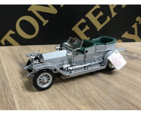 FRANKLIN MINT - A PRECISION MADE 1:24 SCALE MODEL OF A 1907 SILVER GHOST ROLLS ROYCE. MAUFACTURED IN 1986 THIS MODEL IS PRESE