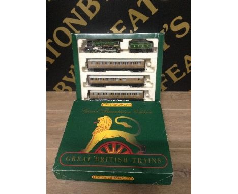 HORNBY MANCHESTER UTD TRAIN PACK R.2017 - box average BUT SET MINT , LIMITED ADDITION ONLY 1500 PRODUCED