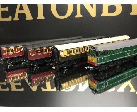 TRIANG TRAIN COACHES 2 ENGINE 3 x 7" including mail coach 6 passenger coaches 2 diesel engines R758 R357