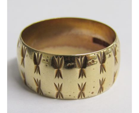 9ct gold decorated gold band - ring size P - total weight 5.3g