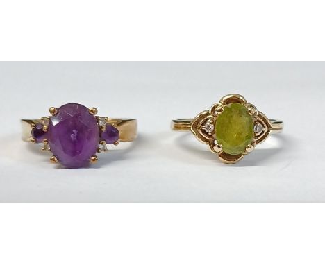 9ct gold &amp; amethyst dress ring &amp; 9ct gold peridot &amp; diamond chip ring, 5.73g