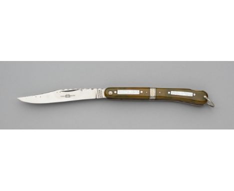 A FOLDING KNIFE, JOHN PETTY AND SONS, SHEFFIELD, 20TH CENTURY with one folding blade with clipped-back point and filed back-e