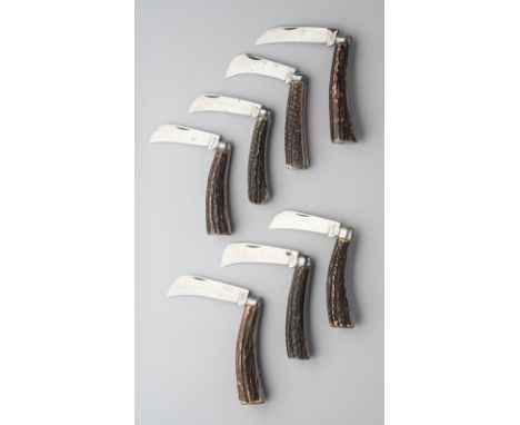 FIVE PRUNING KNIVES, LOCKWOOD BROTHERS, SHEFFIELD, AND NINETEEN FURTHER PRUNING KNIVES, LATE 19TH/EARLY 20TH CENTURY with nat