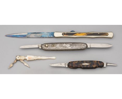 ˜ FOUR DECORATED ENGLISH POCKET KNIVES, LATE 19TH/EARLY 20TH CENTURY the first with locking blade inscribed ‘A Sharp Companio