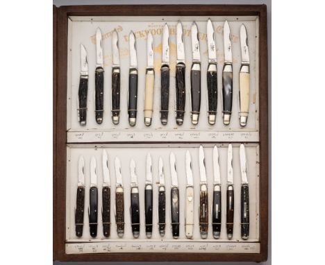 ˜ A SALESMAN’S DISPLAY OF TWENTY-FOUR POCKET KNIVES, LOCKWOOD BROTHERS, SHEFFIELD, LATE 19TH/EARLY 20TH CENTURY each struck w