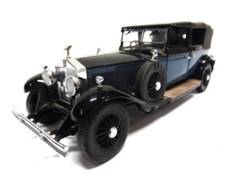 A 1/24 SCALE FRANKLIN MINT 1929 ROLLS-ROYCE PHANTOM I black over blue with a black chassis, generally very good condition (sl