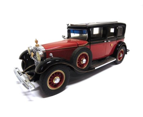 A 1/24 SCALE FRANKLIN MINT 1935 MERCEDES-BENZ 770K black over crimson with a black chassis, generally very good condition (sl