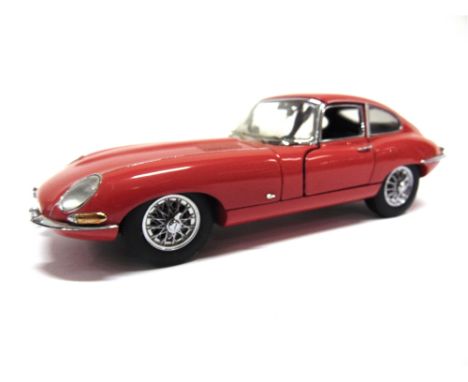 A 1/24 SCALE FRANKLIN MINT 1961 JAGUAR E-TYPE red, generally very good condition (slightly dusty), boxed.