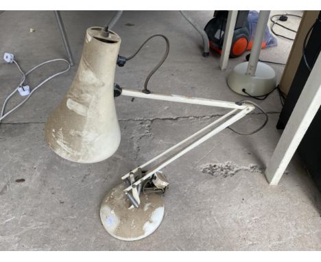 A VINATGE ANGLE POISE LAMP 