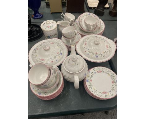 A JOHNSON BROS 'SUMMER CHINTZ' PART DINNER SERVICE TO INCLUDE VARIOUS SIZES OF PLATES, BOWLS, LIDDED SERVING DISHES, A TEAPOT