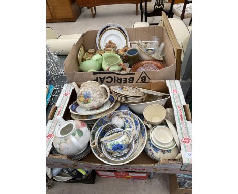 AN ASSORTMENT OF CERAMIC ITEMS TO INCLUDE TEAPOTS AND PLATES ETC 