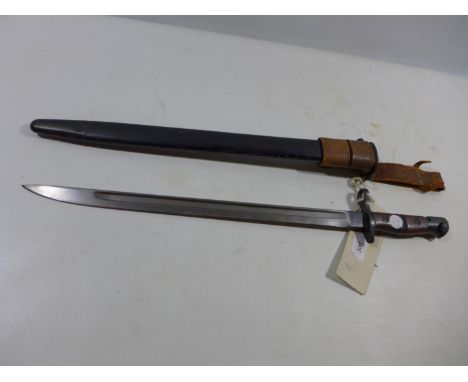 A WORLD WAR I UNITED STATES REMINGTON BAYONET AND SCABBARD, 43CM BLADE, DATED 1917 