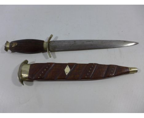 AN UNUSUAL KNIFE AND SCABBARD, 20.5CM BLADE 