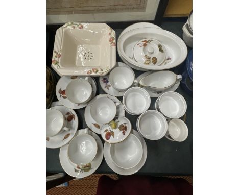 A LARGE QUANTITY OF ROYAL WORCESTER 'EVESHAM' DINNER WARE TO INCLUDE SERVING DISHES, PLATES, CUPS, SAUCERS, RAMEKINS, SAUCE B