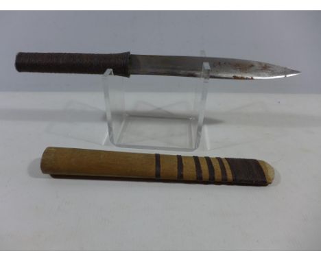 A EARLY 20TH CENTURY BURMESE KNIFE AND WOODEN SCABBARD, 20CM BLADE, TOTAL LENGTH 37.5CM 