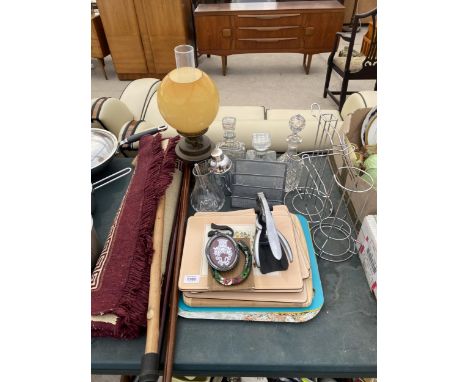 AN ASSORTMENT OF ITEMS TO INCLUDE GLASS WARE AND AN OIL LAMP ETC 