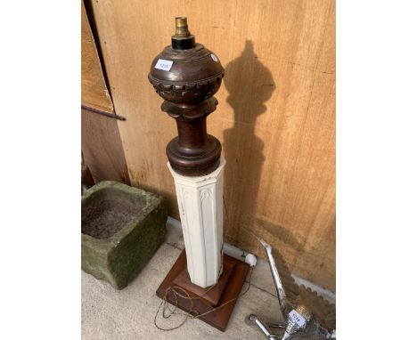 A VINATAGE WOODEN TABLE LAMP WITH CERAMIC PEDESTAL BASE 