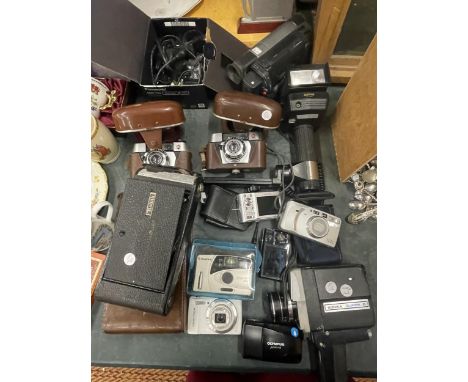 A LARGE QUANTITY OF VINTAGE CAMERAS TO INCLUDE A KODAK JR 3-A AUTOGRAPHIC IN LEATHER CASE, PRONTO REGULETTE IN CASE, PRAKTICA
