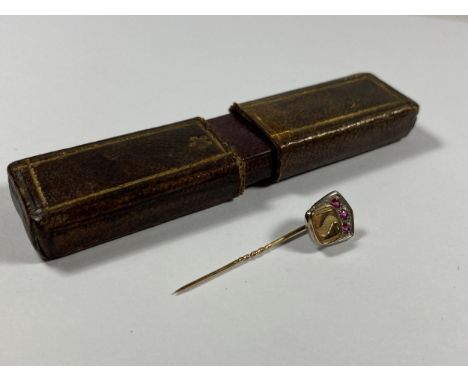 A VINTAGE 9CT YELLOW GOLD &amp; RUBY STICK PIN, WEIGHT 2.26G 