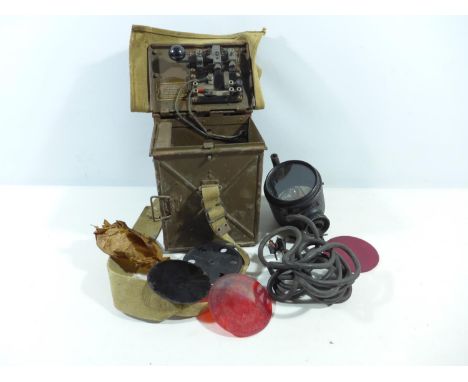A WORLD WAR II PERIOD BOXED MORSE CODE AND SIGNALLING LAMP, COMPLETE WITH SPARE LENSES 