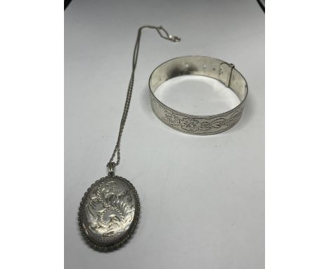 A SILVER BANGLE AND NECKLACE 