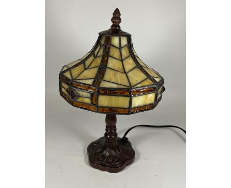 A VINTAGE TIFFANY STYLE LEADED GLASS TABLE LAMP, HEIGHT 33CM 