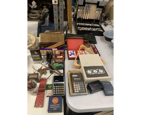 A MIXED LOT TO INCLUDE A SLIDING BOOK SHELF, SMALL DISPLAY SHELF, BOXED EARRINGS, PLAYING CARDS, A BOXED BAR TONG, SILVER ST 