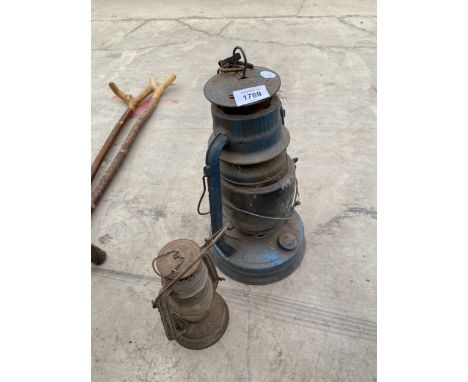 A LARGE VINTAGE PARAFIN LAMP AND A FURTHER SMALL PARAFIN LAMP 