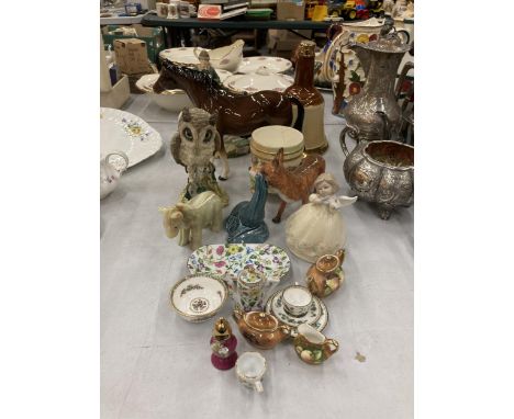 A QUANTITY OF CERAMIC ITEMS TO INCLUDE A MELBAWARE HORSE, LEONARDO 'THE SHEPHERD, A FOX, POOLE POTTERY SEAL, BELLS WHISKY DEC