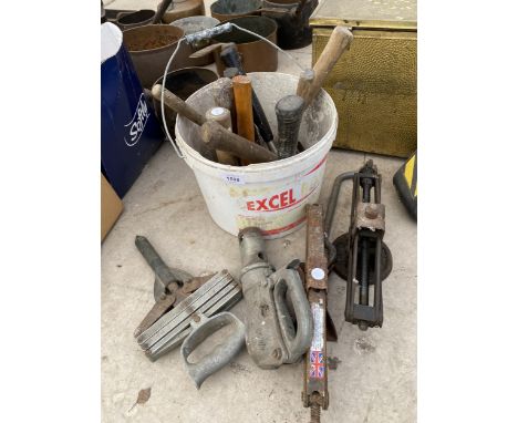 AN ASSORTMENT OF TOOLS TO INCLUDE HAMMERS, A POT RIVOTER AND JACKS ETC 