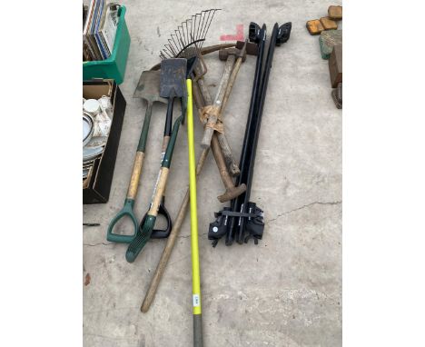 AN ASSORTMENT OF VINTAGE GARDEN TOOLS TO INCLUDE FORKS AND SPADES ETC 
