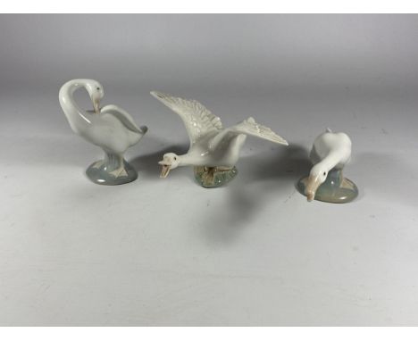A GROUP OF THREE LLADRO CERAMIC GEESE 