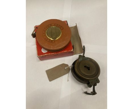 A VINTAGE LEATHER TAPE MEASURE IN ORIGINAL BOX MARKED WEST GERMANY PLUS A VINTAGE WEIGHING DEVICE MARKED 'DEPOSE' WITH THE IM