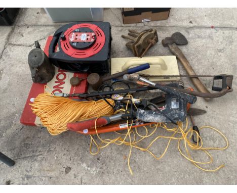 AN ASSORTMENT OF TOOLS TO INCLUDE A VICE, AN AXE AND AN EXTENSION LEAD ETC 