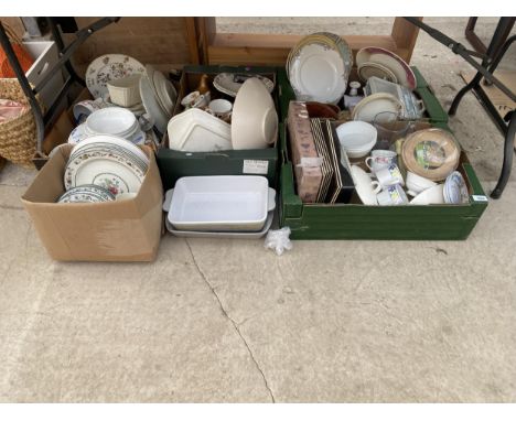 AN ASSORTMENT OF GLASS AND CERAMIC ITEMS 