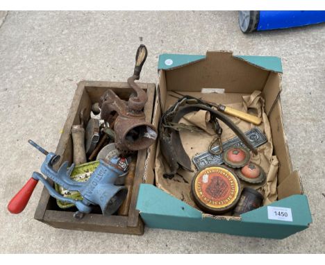 AN ASSORTMENT OF VINTAGE ITEMS TO INCLUDE MINCERS AND TOOLS ETC 