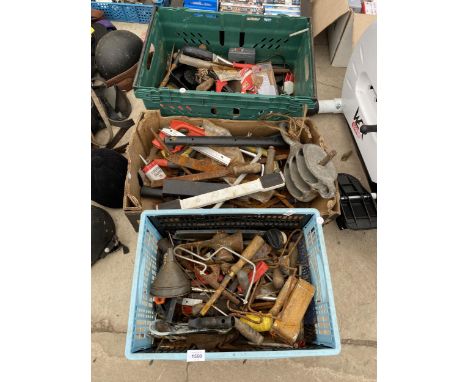 AN ASSORTMENT OF TOOLS TO INCLUDE FILES, A TOW ING BLOCK AND A MINCER ETC 