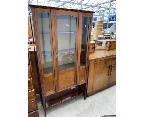 AN EDWARDIAN MAHOGANY AND INLAID DISPLAY CABINET ON OPEN BASE WITH SHELF, TAPERED LEGS AND SPADE FEET, 36" WIDE 