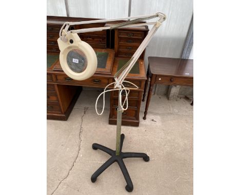 AN ADJUSTABLE MIGNIFYING LIGHT 