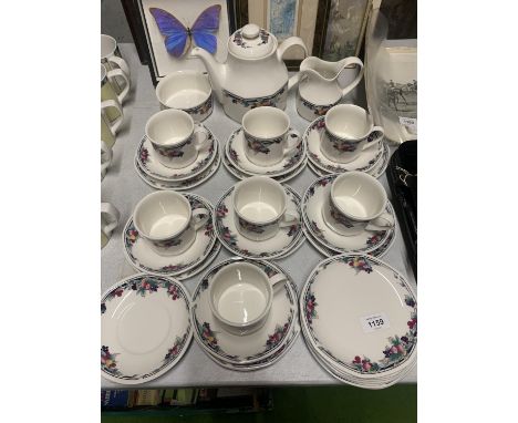 A ROYAL DOULTON 'AUTUMN'S GLORY' TEASET TO INCLUDE A TEAPOT, CREAM JUG, SUGAR BOWL, CUPS, SAUCERS AND SIDE PLATES 