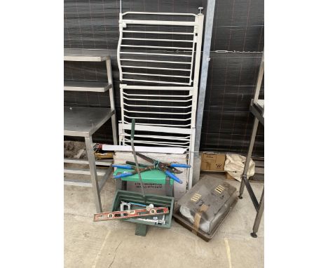 AN ASSORTMENT OF TOOLS TO INCLUDE A SEEDER, A KNEELER AND A BABY GATE ETC 