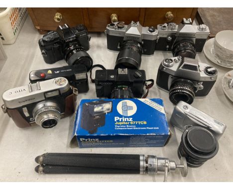 A QUANTITY OF VINTAGE CAMERAS TO INCLUDE A VOIGTLANDER VITO C, MINOLTA X-300S, PRAKTICA MTL 3, YASHICA TL-ELECTRO, ETC, PLUS 