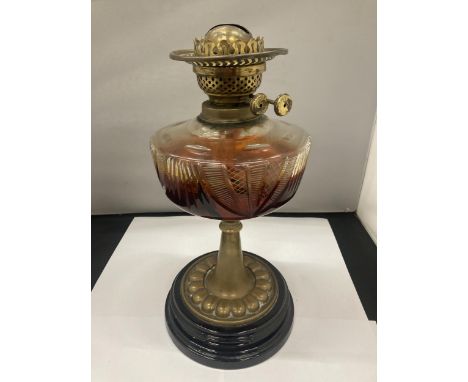 A VICTORIAN BRASS AND GLASS OIL LAMP HEIGHT 36CM 