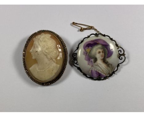 TWO VINTAGE BROOCHES TO INCLUDE A CERAMIC AND HALLMARKED SILVER &amp; FURTHER CAMEO EXAMPLE 