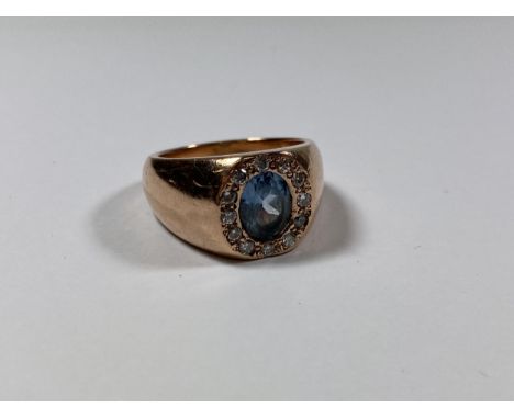 A 9CT ROSE GOLD GENTS RING WITH AQUAMARINE STYLE STONE, WEIGHT 19.2G 