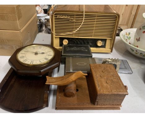 A QUANTITY OF ITEMS TO INCLUDE A VINTAGE NOVELTY 'BIRD' CIGARETTE BOX, SILVER PLATED CIGARETTE BOXES, WALL CLOCK, ETC 